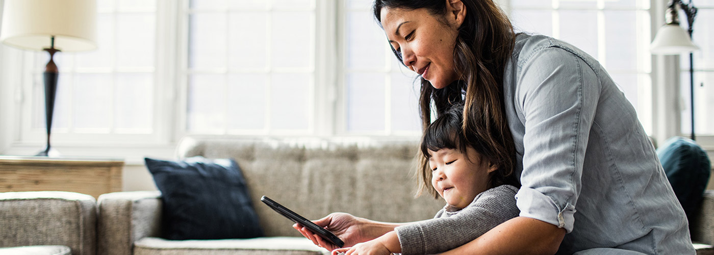 Japan Connected Living Mom and daughter playing with connected device